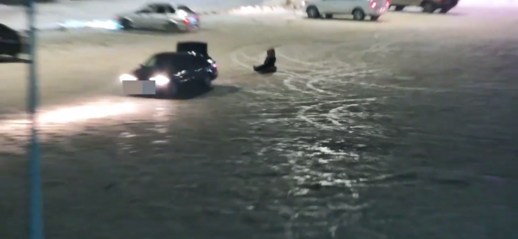 В Акмолинской области оштрафовали водителя, катавшего людей на «ватрушке»