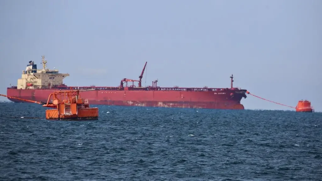 Атакованы ещё два танкера, идущие за нефтью из Казахстана