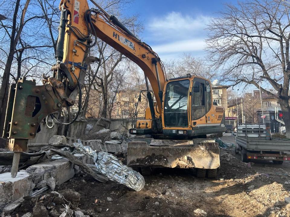 В центре Алматы снесли недостроенное здание