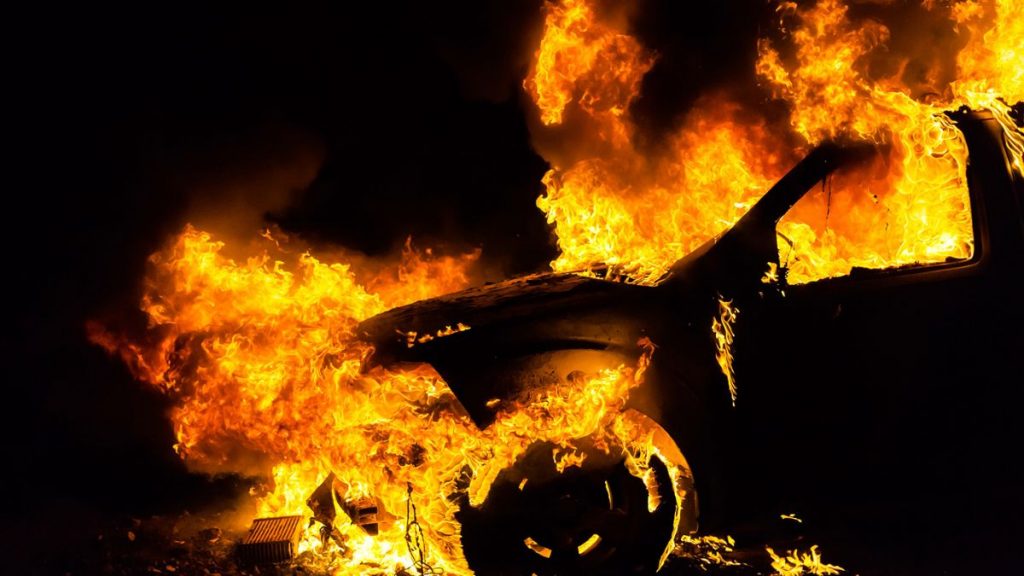 машина горит