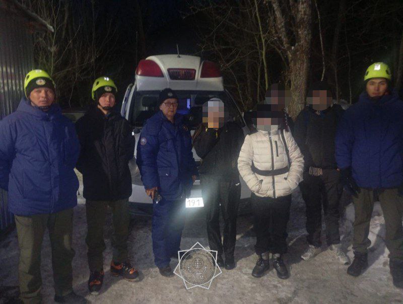 Туристы застряли в горах Алматы