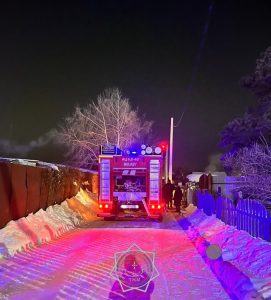 Пенсионерку спасли из горящего дома на севере страны