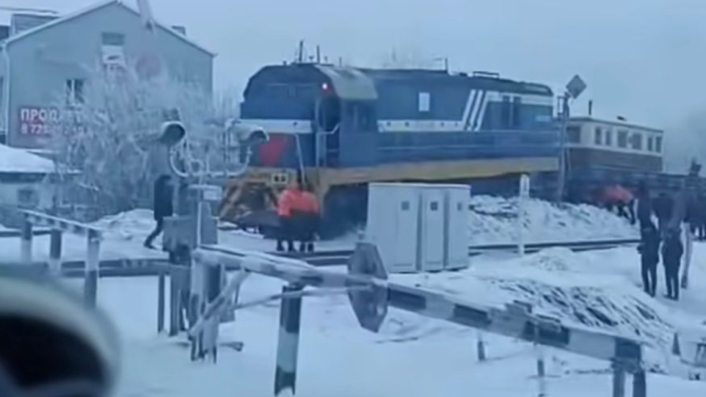 Тепловоз сошёл с рельсов в области Абай