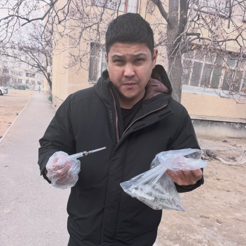 А если ВИЧ? Актаусцев напугали шприцы, выброшенные недалеко от школы и детской площадки