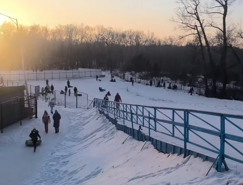 В Павлодаре семилетний ребенок сломал ногу во время катания на горке