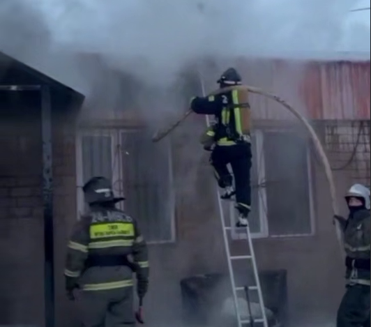 В Астане пожарные вынесли из горящего кафе газовый баллон