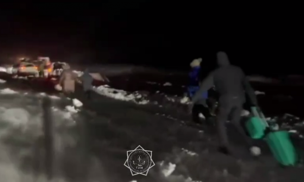 Метель в ВКО: с закрытой дороги эвакуировали 16 человек