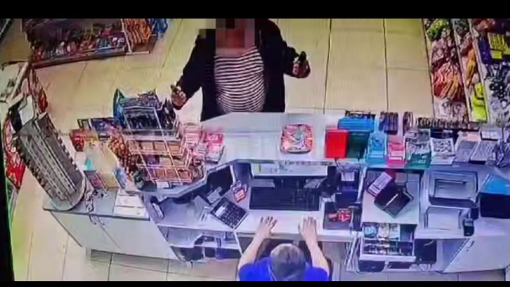 Пьяного мужчину с двумя пистолетами в руках задержали на АЗС в Уральске