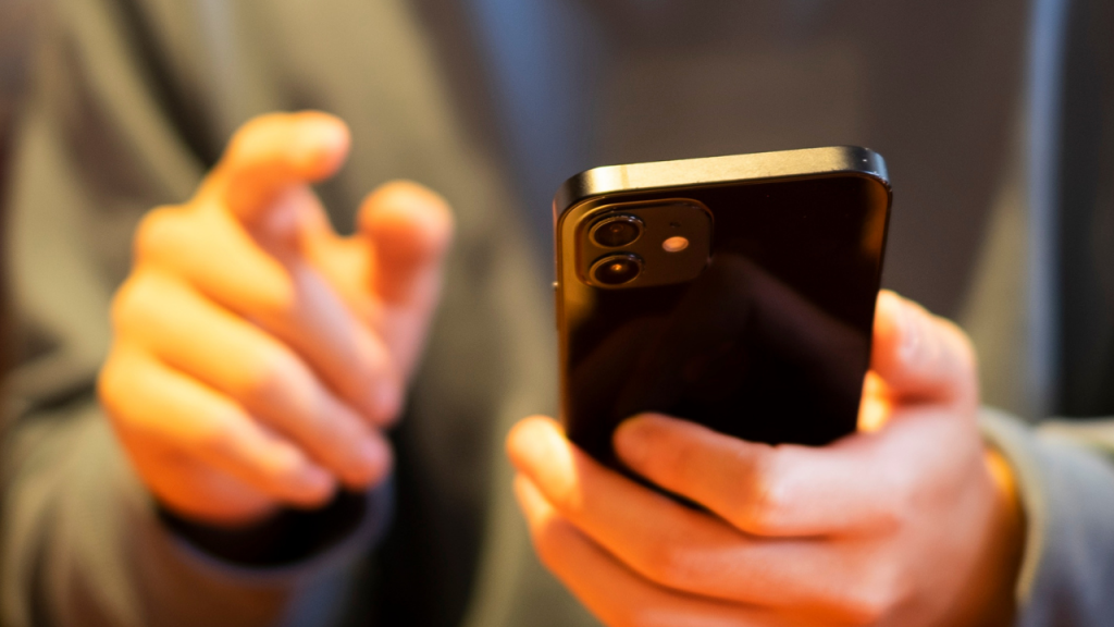 Военнослужащего оштрафовали за прямой эфир в TikTok во время дежурства в Мангистау