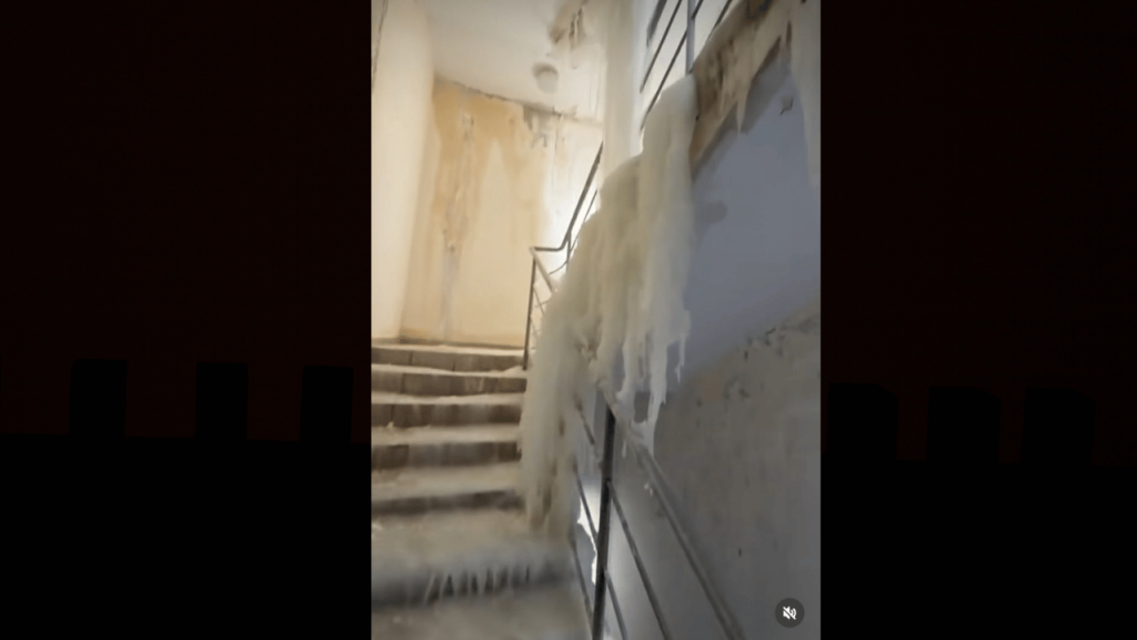 Подъезд бизнес-центра покрылся льдом в Астане