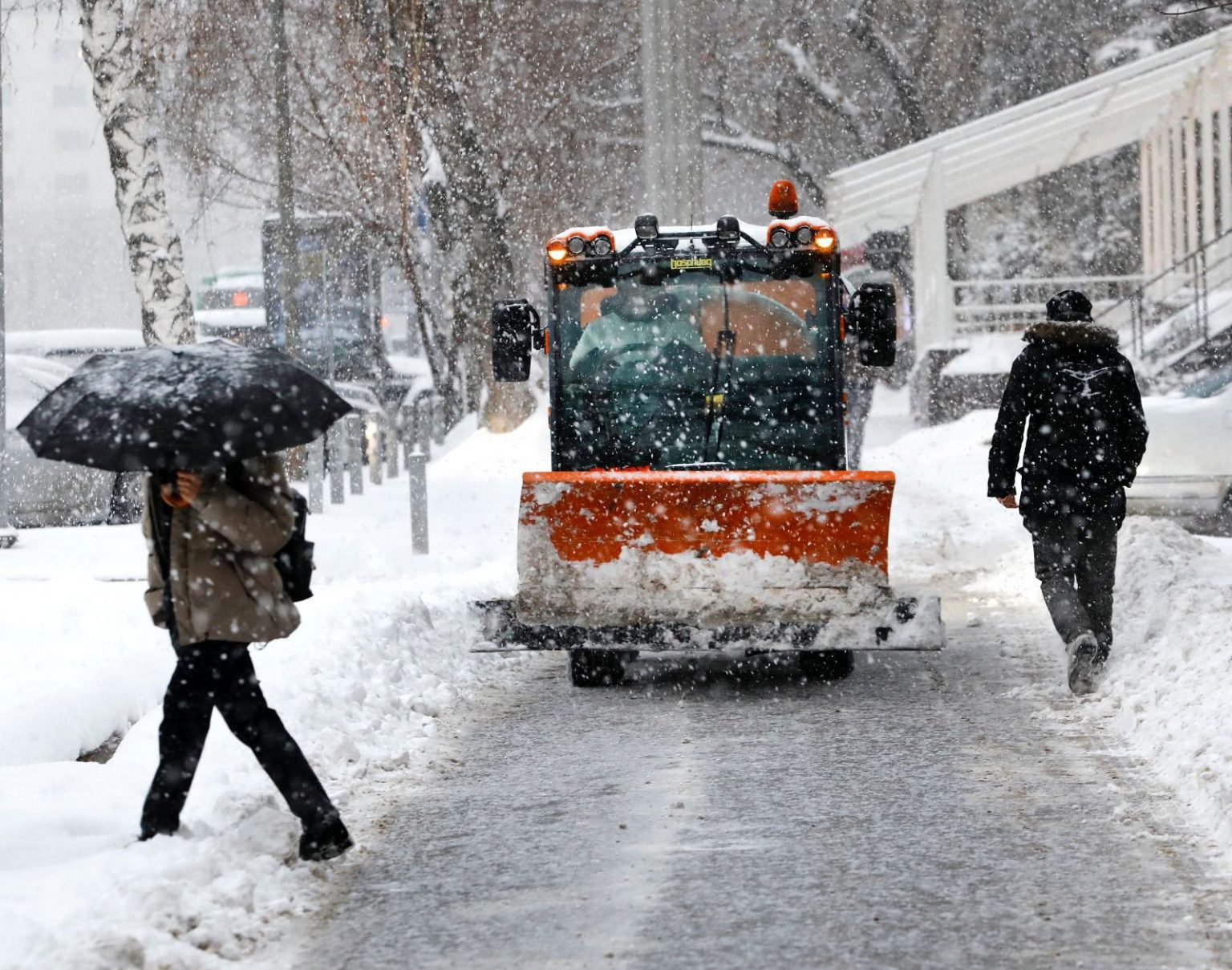 Снегопад в Алматы: коммунальные службы перевели на усиленный режим работы снегопад
