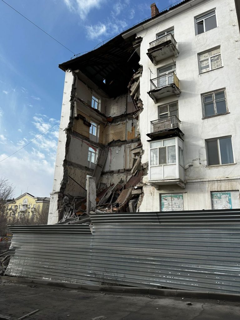 В Балхаше обрушился подъезд пятиэтажного дома