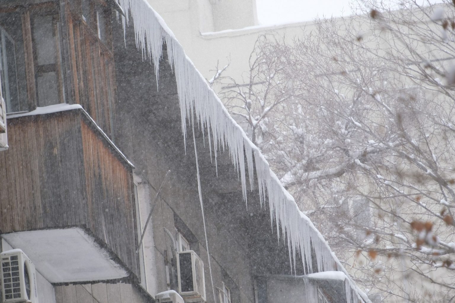 В Алматы напомнили об ответственности за уборку снега и наледи с крыш