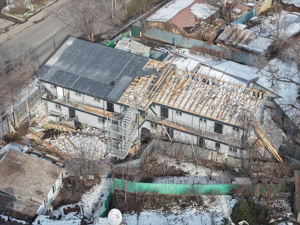 В Алматы владелец снес незаконно построенный этаж жилого дома