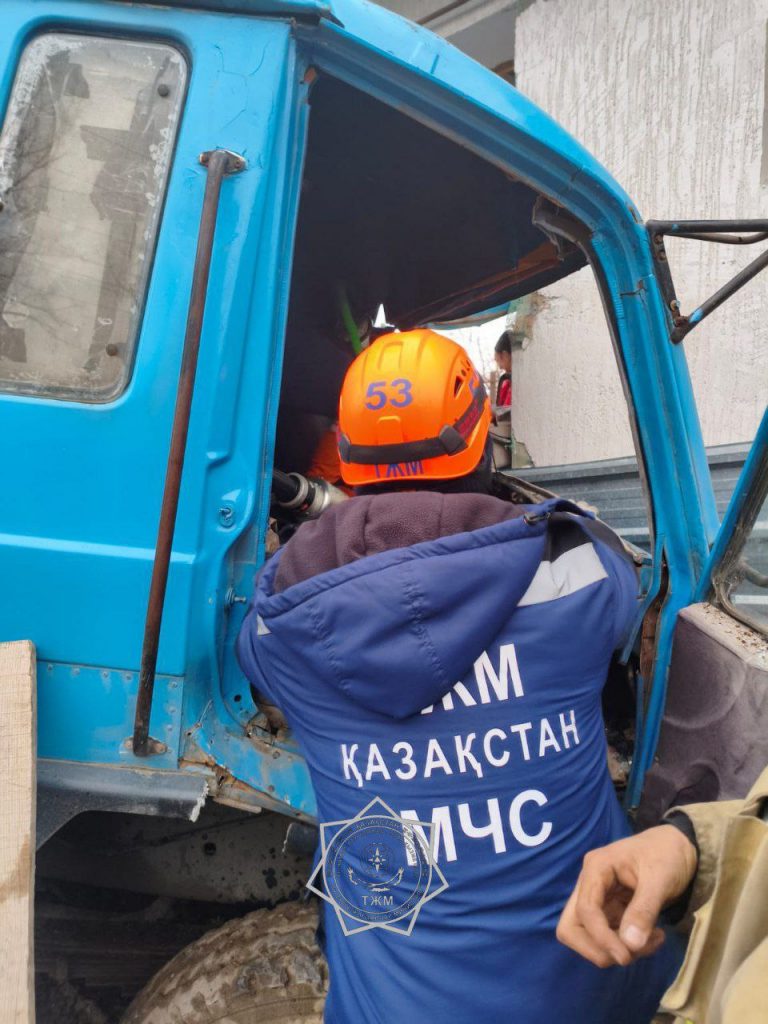 Грузовик врезался в частный дом в Алматинской области
