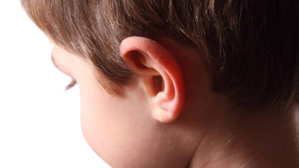 Схватил ребёнка за ухо и оставил гематомы: жителю Рудного вынесли приговор