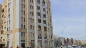 Протекающая крыша и затопленный подвал: жители Туркестана пожаловались на качество дома