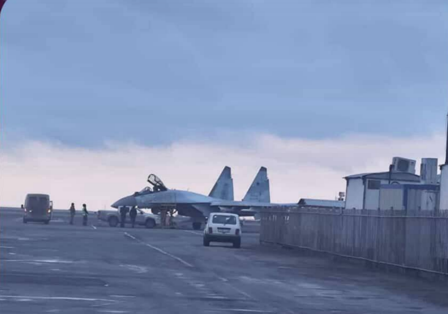 Жителей Атырау напугал военный истребитель в городском аэропорте