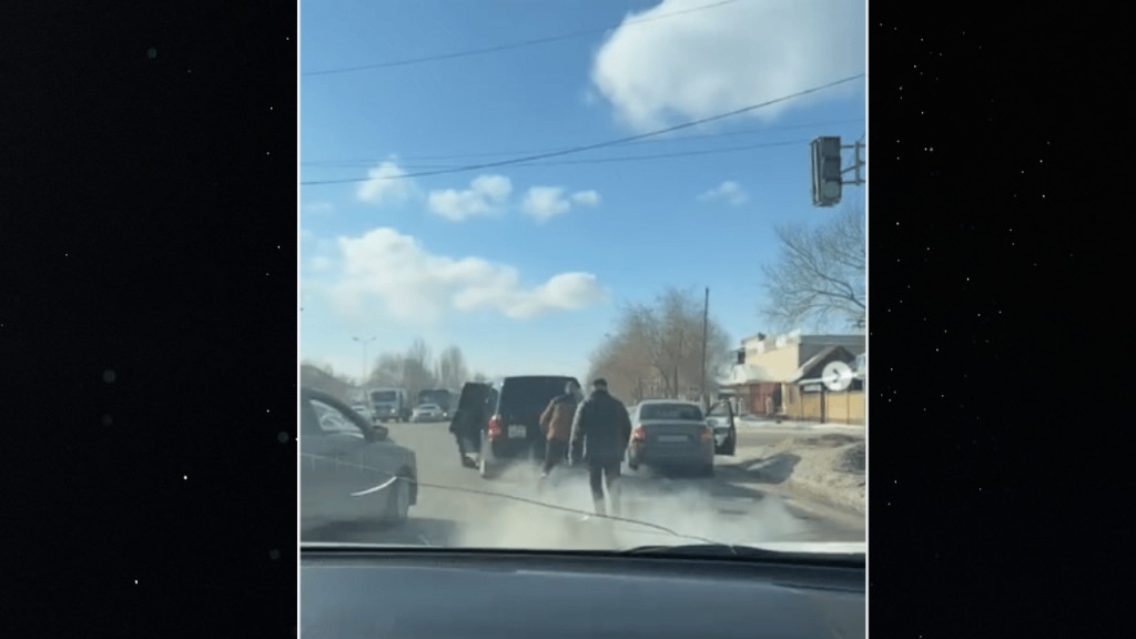 «Из машины доносились крики, что кого-то убивают»: в полиции Семея прокомментировали инцидент