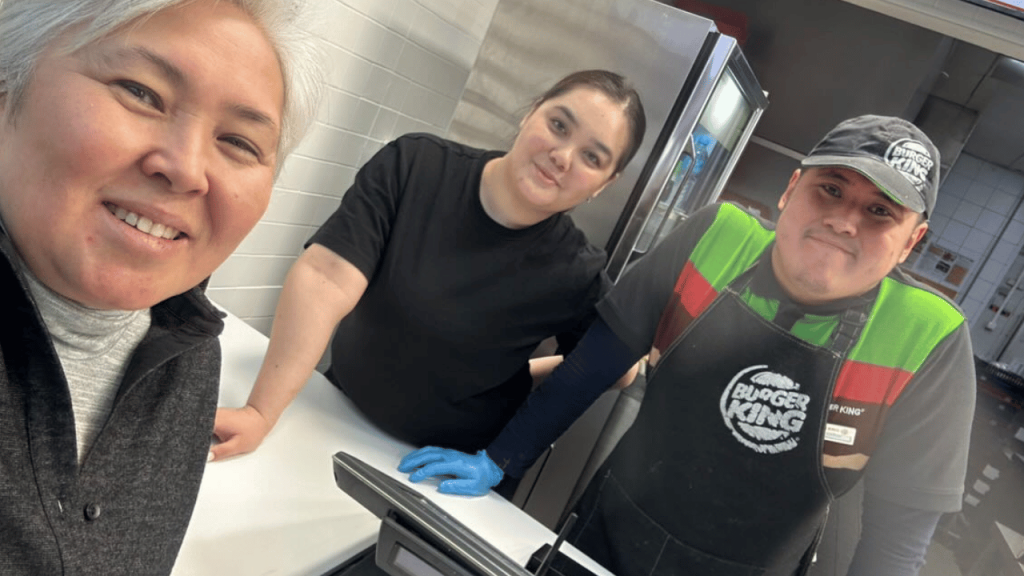 Травля сотрудника с аутизмом в Burger King: руководителя парня временно отстранят от работы бургер кинг