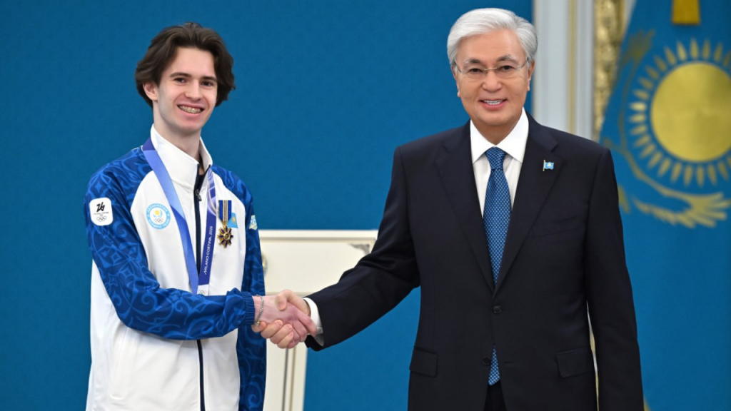 «Мы ждали эту награду 32 года»: Токаев вручил орден «Барыс» Михаилу Шайдорову