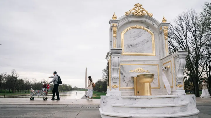 В США в знак протеста против политики Трампа установили золотой унитаз