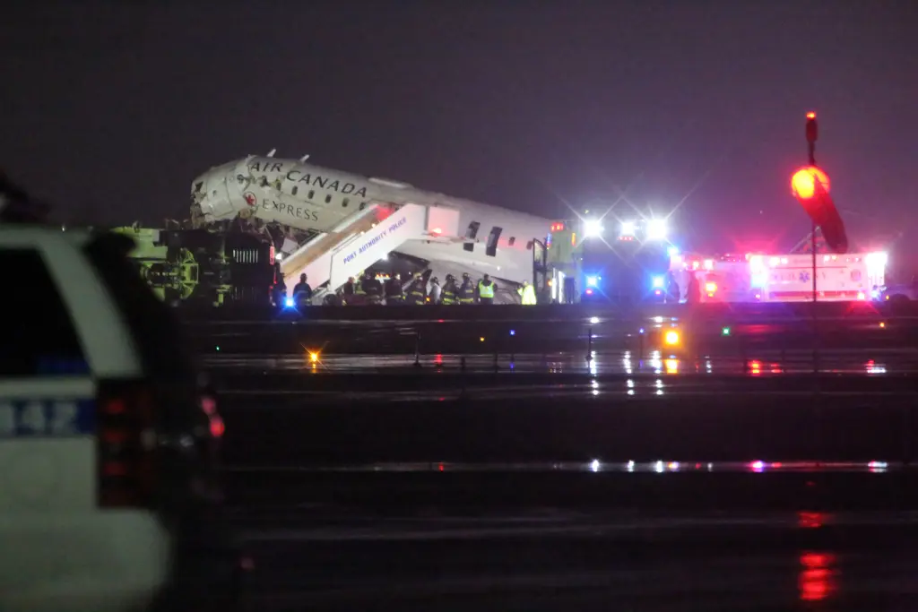 Самолёт Air Canada врезался в пожарную машину в аэропорту Нью-Йорка Самолет врезался в пожарную машину