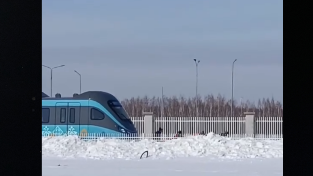 В Астане рабочие вручную тащили вагоны LRT