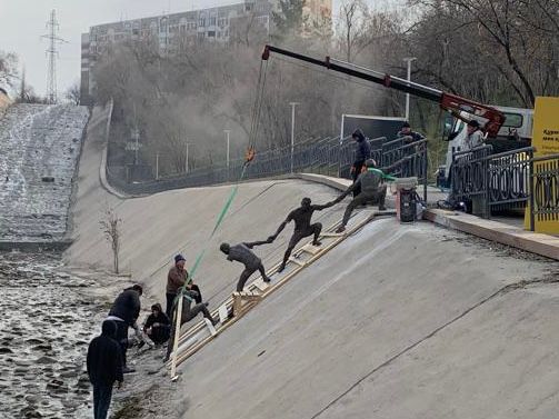Памятник в честь спасения тонущей собаки установили на реке Улкен в Алматы