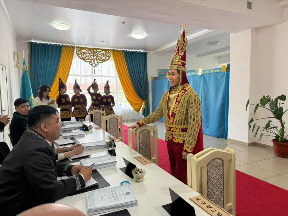 “Золотой человек” и “Фиксики”: как казахстанцы голосуют на референдуме 15 марта