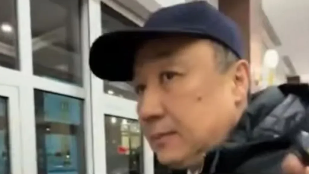 «Я по жизни аскет»: Министр транспорта высказался о своей брендовой кепке