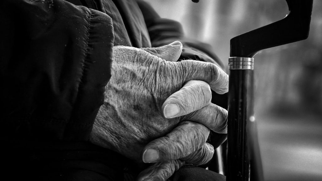 Пенсионер из Алматы умер после общения с мошенниками дедушка пенсионер