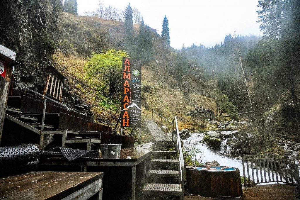 Россиянка получила травму в горах Алматы