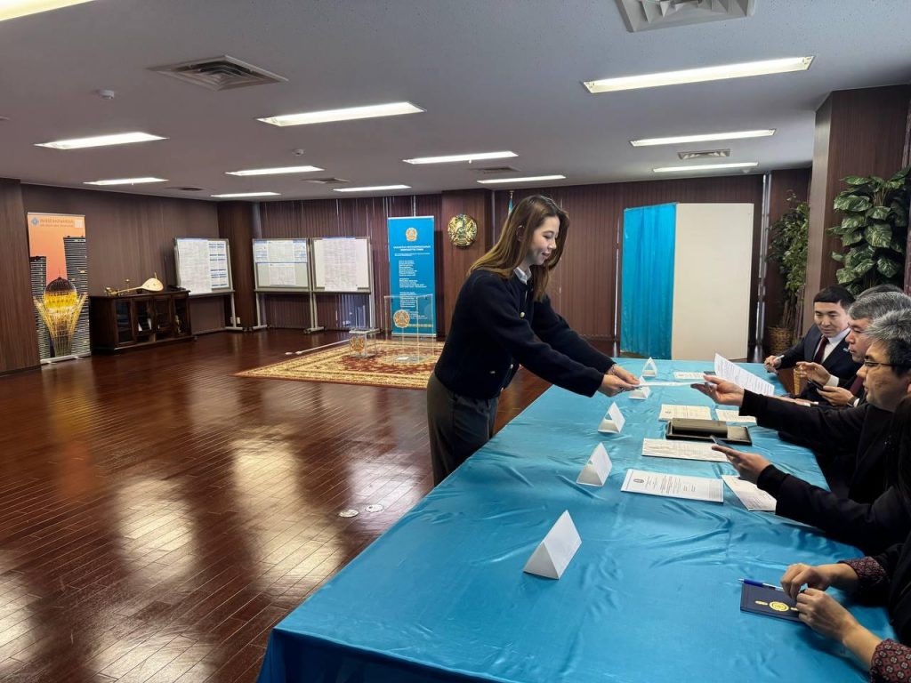 Первые участки для голосования на референдуме по проекту новой Конституции открылись в Корее и Японии