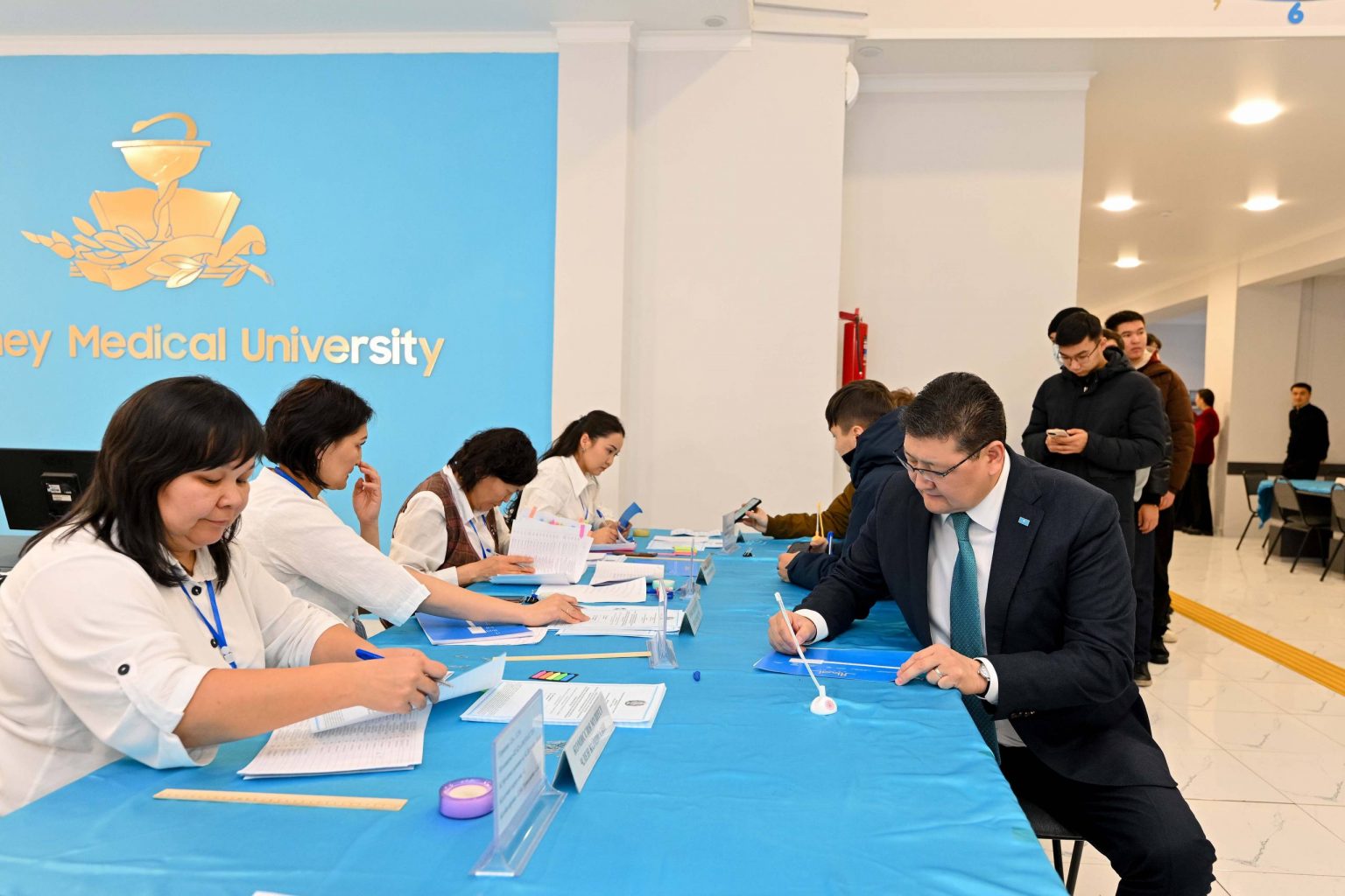 Аким области Абай Берик Уали проголосовал проголосовал на референдуме