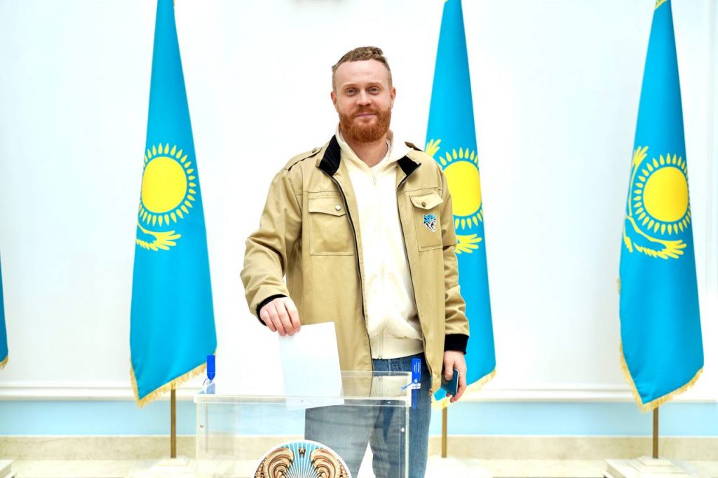 «Моё самосознание остаётся казахстанским»: Чебатков проголосовал на референдуме на избирательном участке в Москве Евгений Чебатков