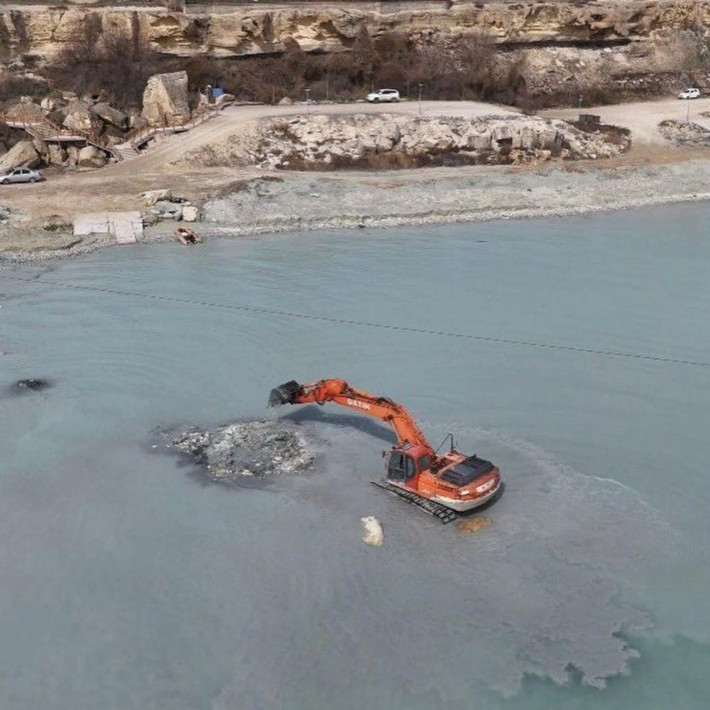 В Актау очистят побережье Каспийского моря от водорослей и ила