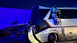 Пассажирский автобус столкнулся с грузовиком в Карагандинской области, есть погибшие