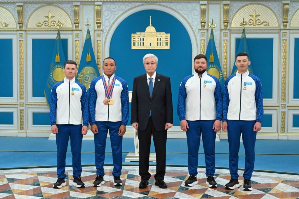 Токаев наградил чемпиона ХІV зимних Паралимпийских игр Ербола Хамитова