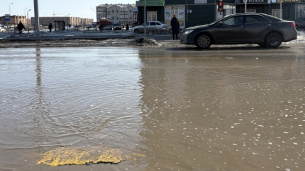 Курьер провалилась в яму с ледяной водой в Актобе