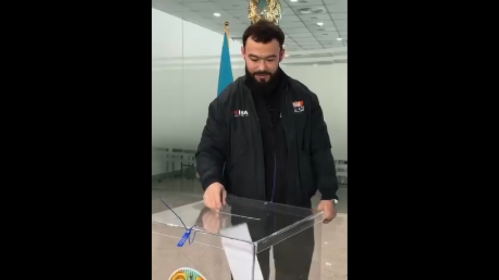 Айтым Жакупов вместе с участниками проекта JanaMen проголосовал на референдуме