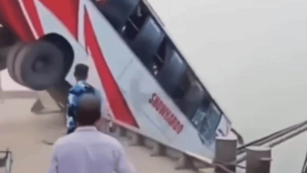 В Бангладеш автобус упал в реку: 18 человек погибли