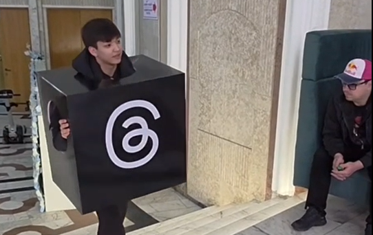 Креатив на референдуме: человек в костюме Threads пришёл голосовать в Алматы тредс референдум