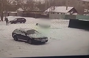 Женщина скончалась из-за упавшего столба в Караганде