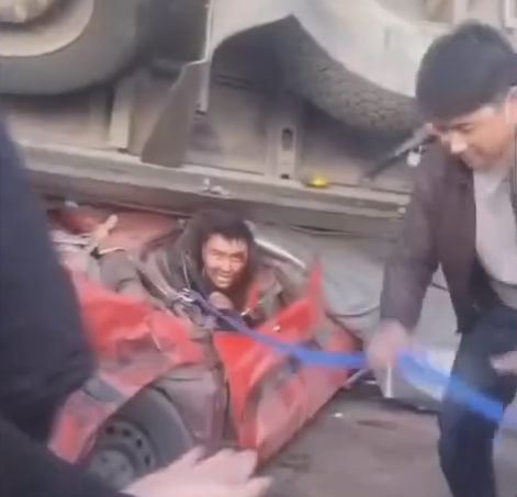 Грузовик опрокинулся и смял легковушку на трассе Алматы — Усть-Каменогорск