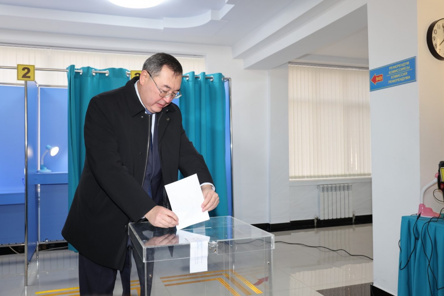 «Перемены начинаются с личной ответственности»: аким Алматинской области проголосовал на референдуме