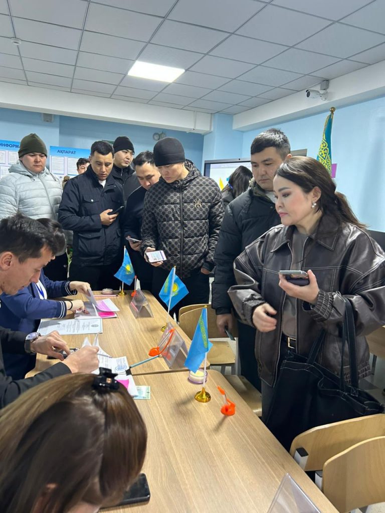 На избирательных участках Алматы выстроились очереди