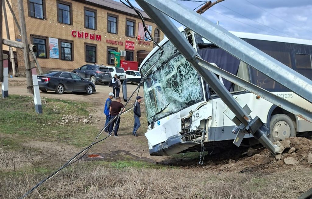 Маршрутка протаранила школьный автобус в ЗКО: пострадали дети ДТП
