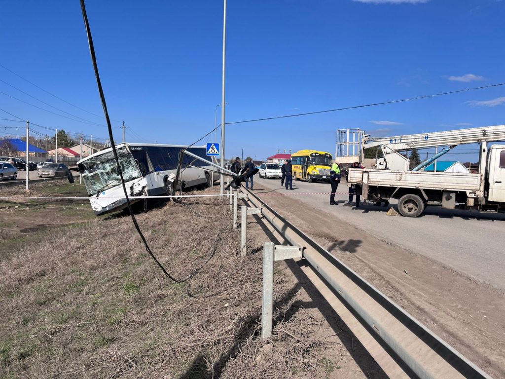 Дети пострадали при столкновении маршрутки со школьным автобусом в ЗКО: водителя задержали ДТП ЗКО