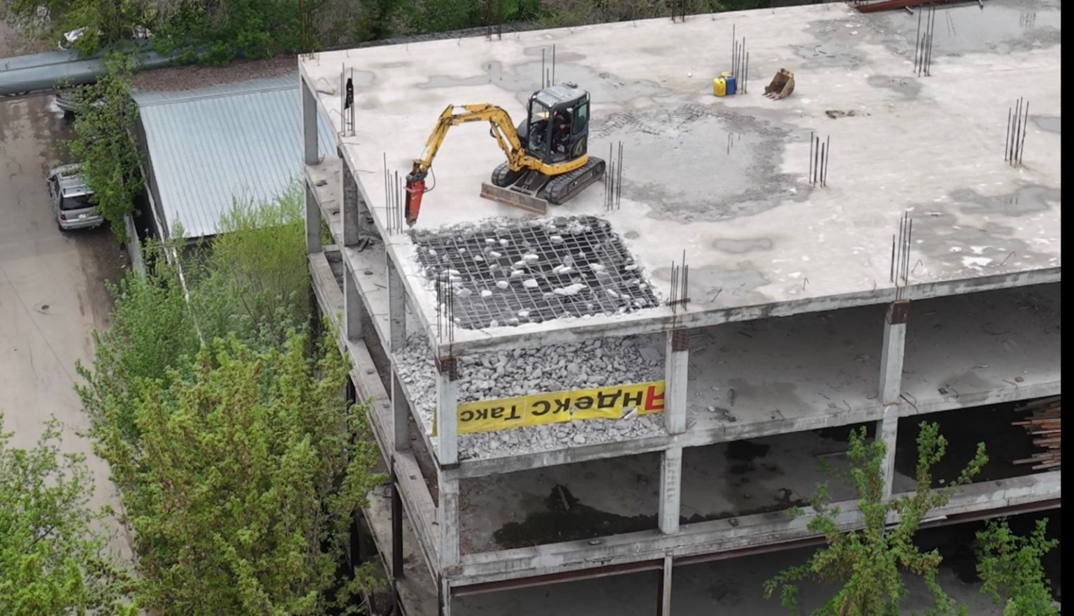 В Алматы по решению суда сносят пятиэтажное здание